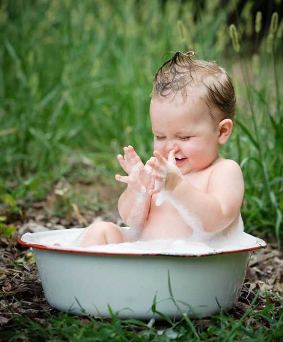 baby bath 1 - La hora del baño, wendy freeman photography