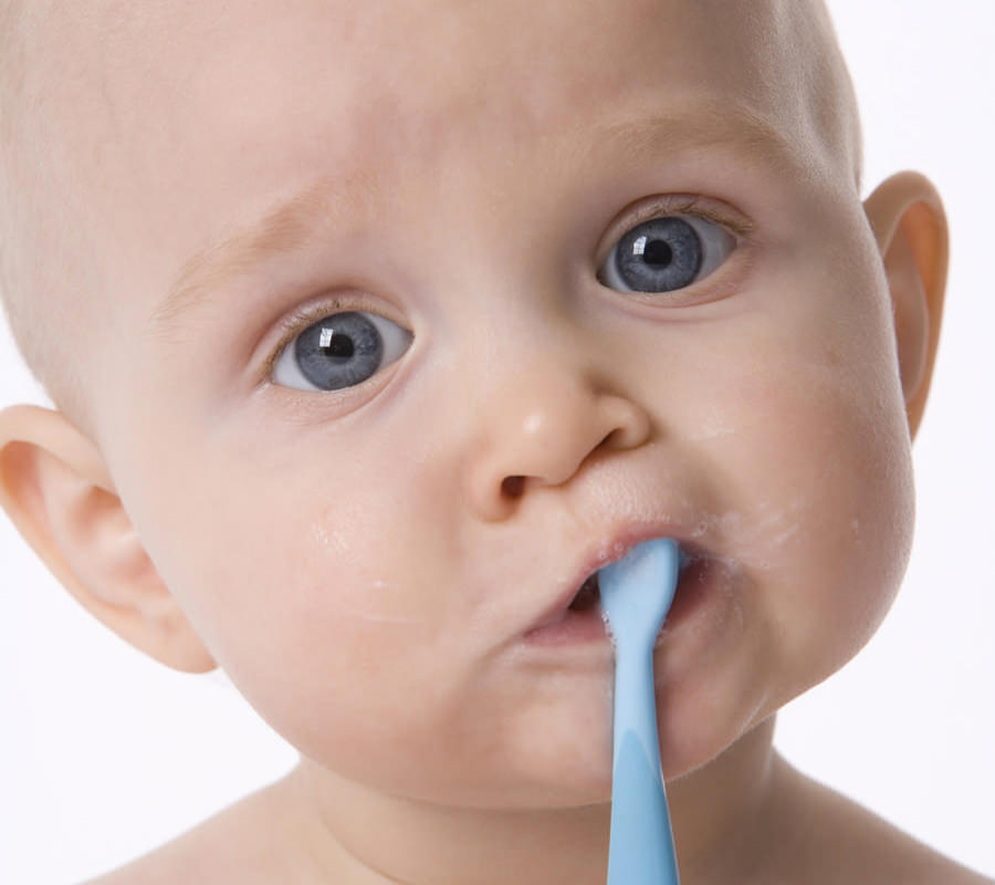 Bebé cepillándose los dientes – Estación bambalina