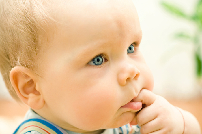 baby with finger in mouth - Bebé con el dedo en la boca