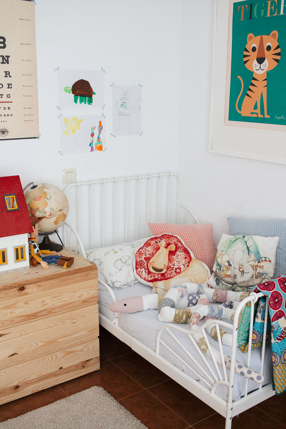deco habitacion ninos MG 7555 - Un dormitorio infantil con dos camas