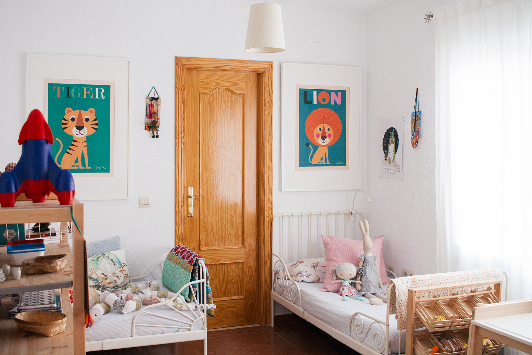deco habitacion ninos MG 7586 - Un dormitorio infantil con dos camas