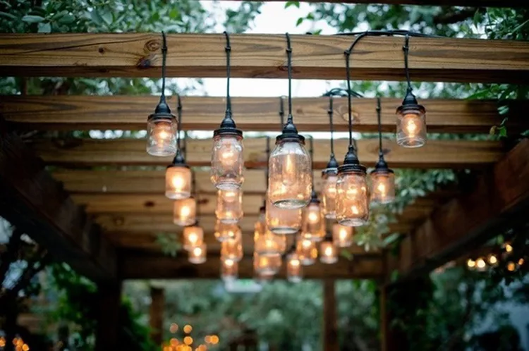 Tarros de cristal con vela para iluminar el jardín