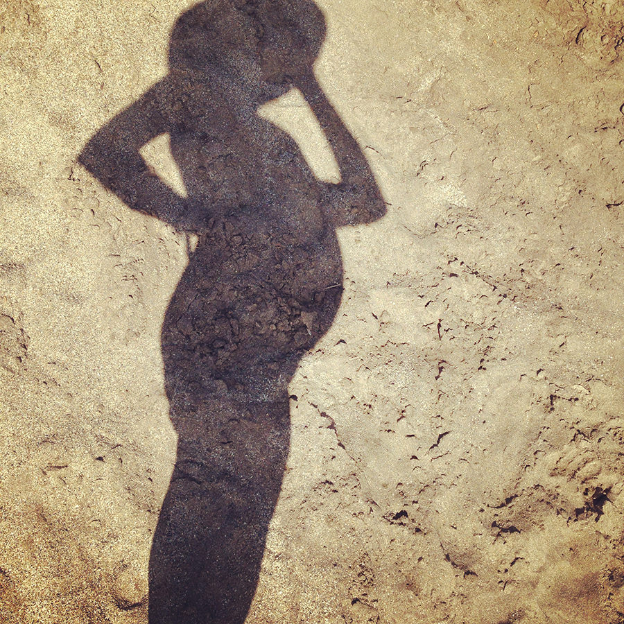 silueta embarazo - Silueta embarazo. Sombra sobre la arena, fotografía de Ahora soy mamá