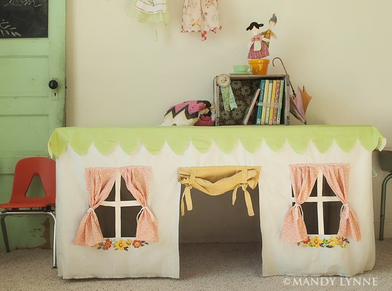 tablecoth playhouse 02 - Casa de juguete hecha con un mantel de tela, by mandy lynne